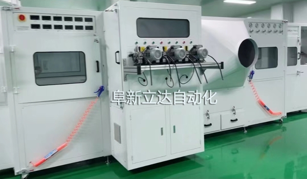 自動噴金機是電容器生產(chǎn)中的關鍵設備，規(guī)格有三槍，雙面四槍、六槍、八槍，可按客戶需求定制，阜新立達自動化裝備有限公司